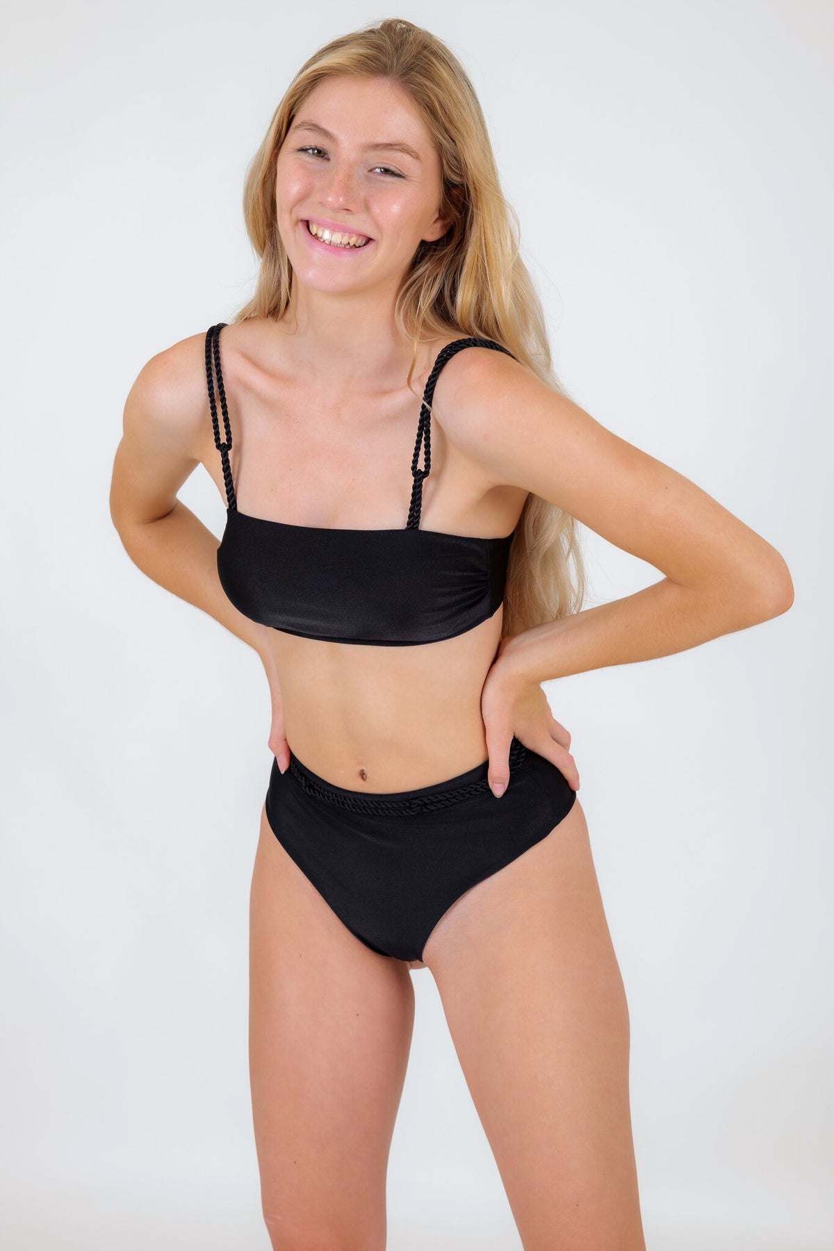 Model Front: Rio De Sol Bikini Tops Top Shimmer-Black Bandeau-Reto