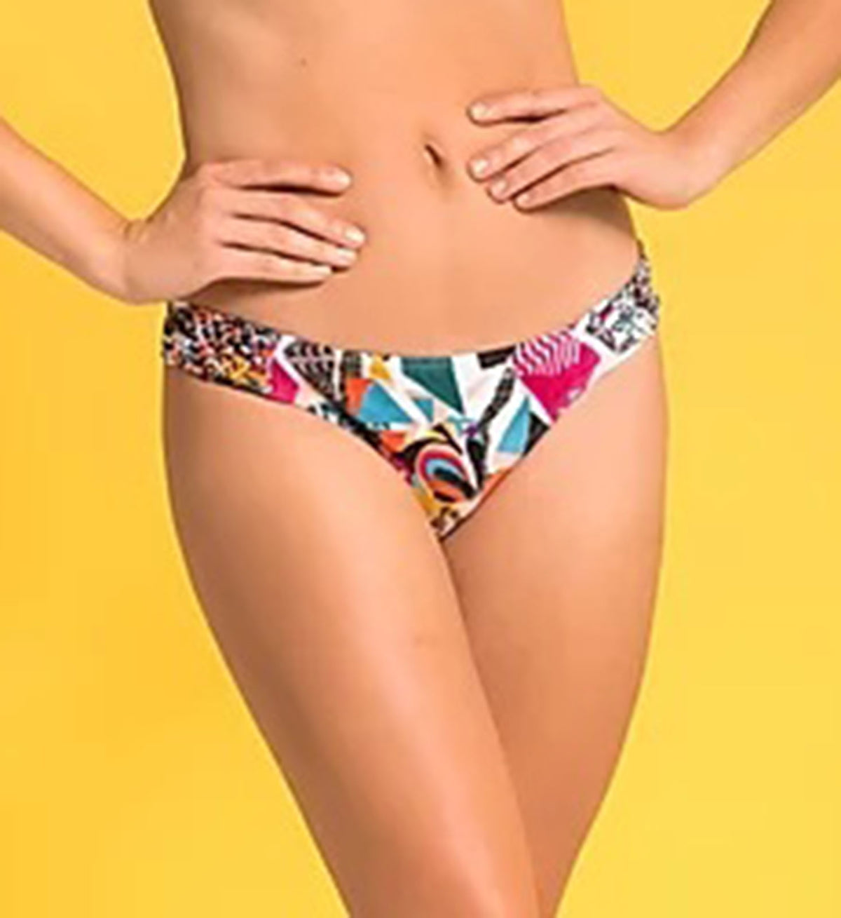 Model Front: Lua Morena Bikini Bottoms Bottom Turbinado Macramê Araucaria