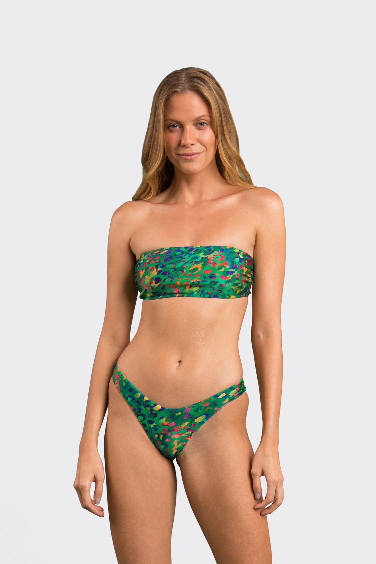 Model Front: Rio De Sol Bikini Tops Top Wilds Bandeau-Reto