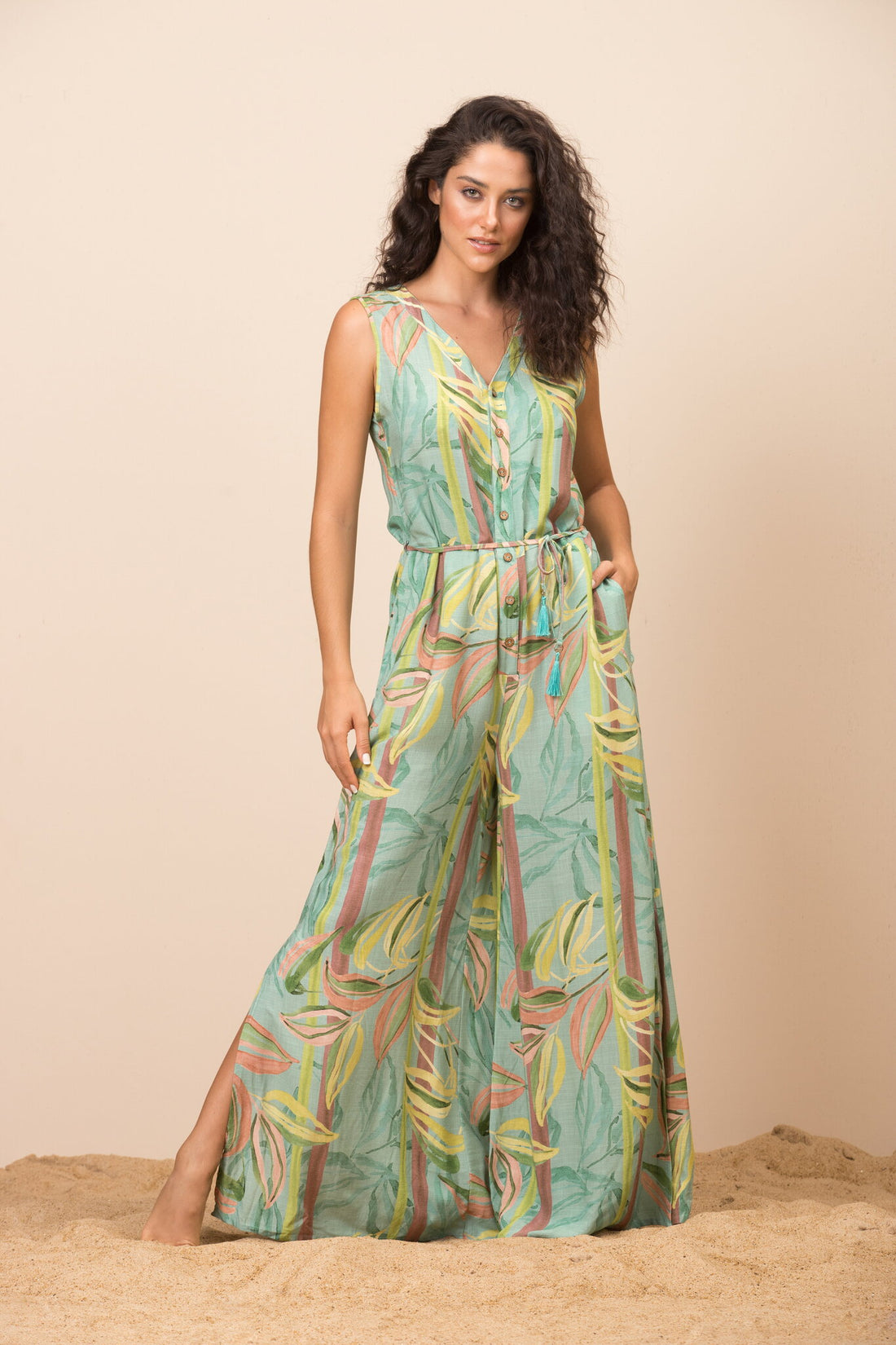 Model Front: La Playa Jumpsuits Macacao Retaga Bambu