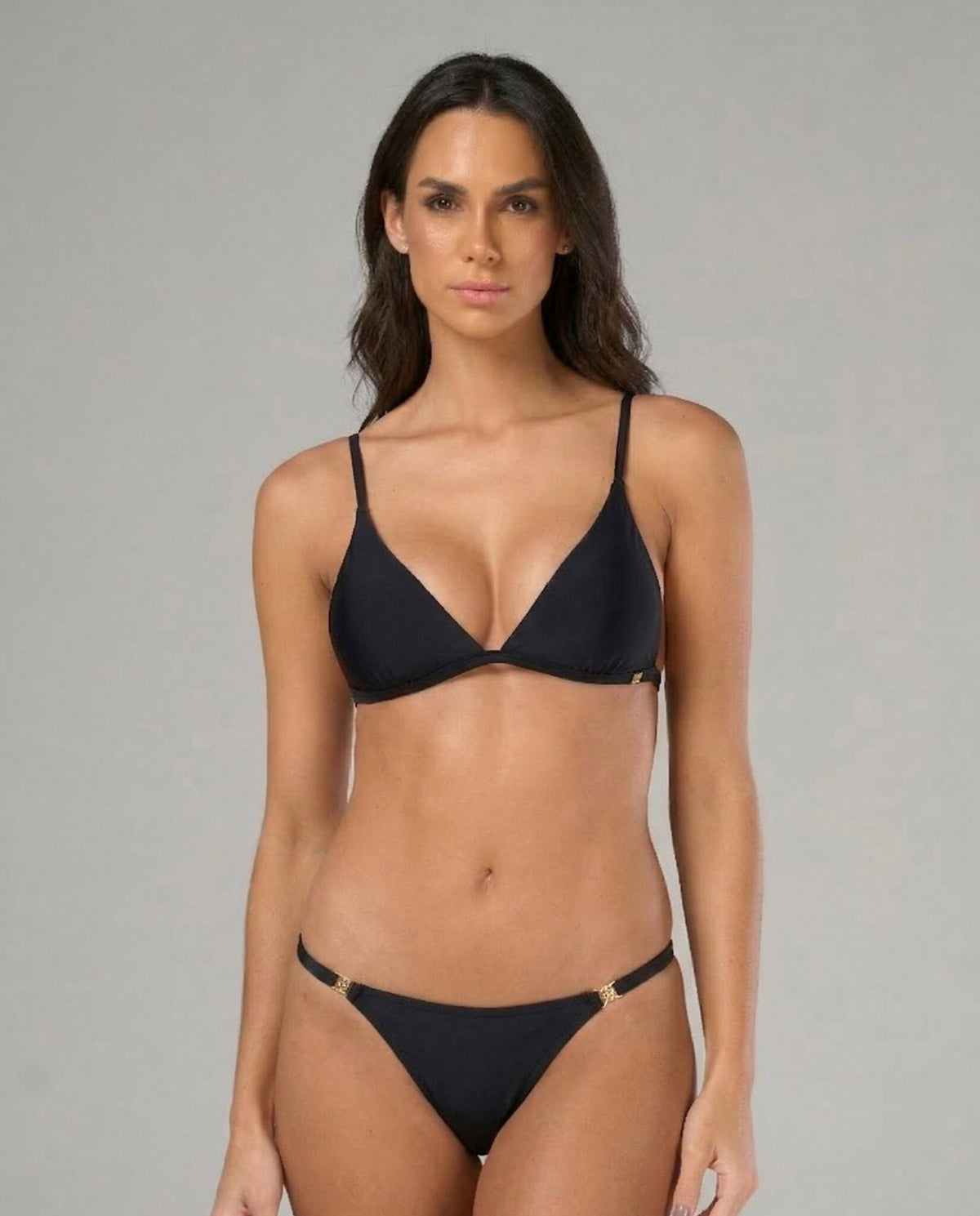 Model Front: Lua Morena Bikini Tops Top Preto Cort