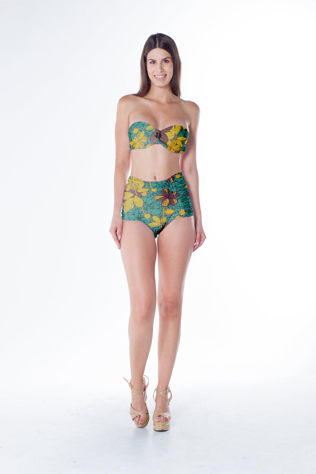 Model Front: Lua Morena Bikini Tops Top Franzido Metal Rendeira